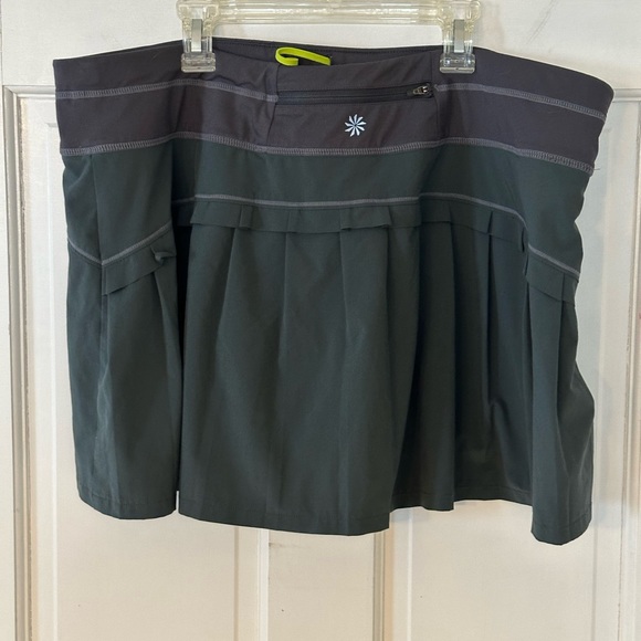 Athleta gray slightly flared skort with built in shorts… Hidden back pocket.. XL - Picture 4 of 14